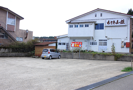 駐車場ちさと山荘横専用P  ―かつら1号リフト乗り場横―